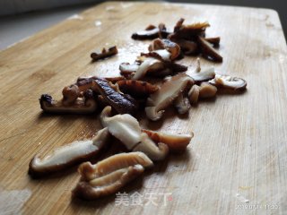 车螺虾米香菇砂锅粥的做法步骤：3