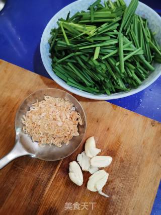 超简单的韭菜炒虾米，非常下饭的做法步骤：1