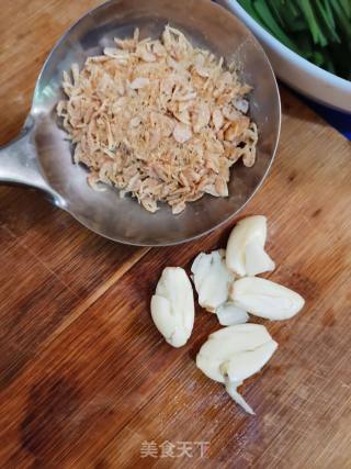 超简单的韭菜炒虾米，非常下饭的做法步骤：2