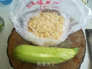 西葫芦炒虾米的做法步骤：1