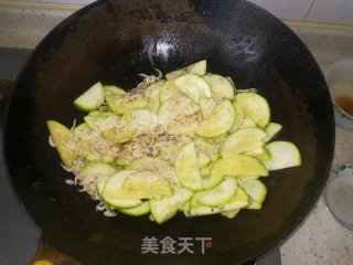 西葫芦炒虾米的做法步骤：6