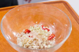 不一样的吃虾方法——香茅青柠檬蒸虾的做法步骤：3
