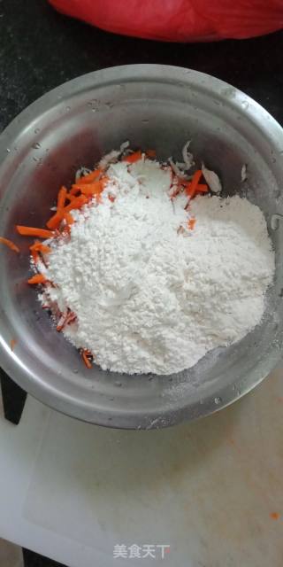胡萝卜虾米饼的做法步骤：2