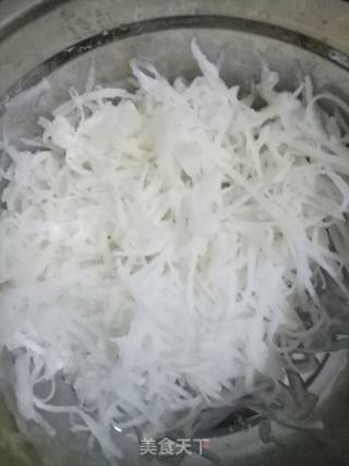 虾米香菇白菜丝炒白萝卜丝的做法步骤：2