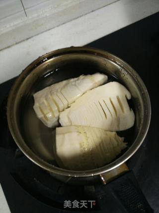 香菇虾米焖春笋的做法步骤：2