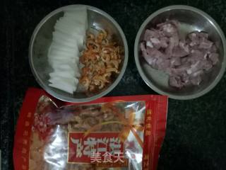 虾米肉片炒白萝卜片的做法步骤：1