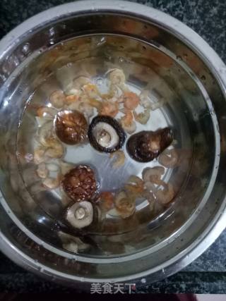 虾米沙虫香菇西蓝花粥的做法步骤：2
