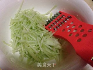 虾米青瓜烙的做法步骤：2