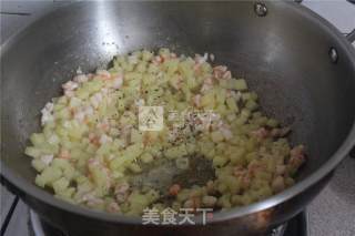 土豆虾仁焖饭的做法步骤：4