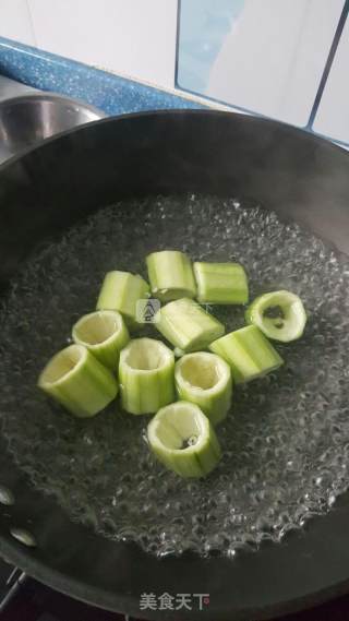基围虾酿丝瓜的做法步骤：3