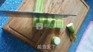 基围虾酿丝瓜的做法步骤：1