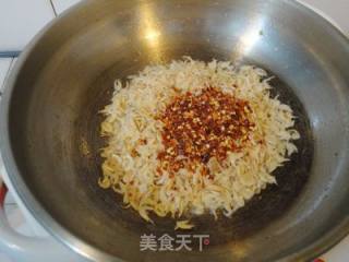 油辣虾米的做法步骤：2