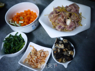 排骨香菇虾米焖饭的做法步骤：1