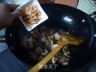排骨香菇虾米焖饭的做法步骤：3