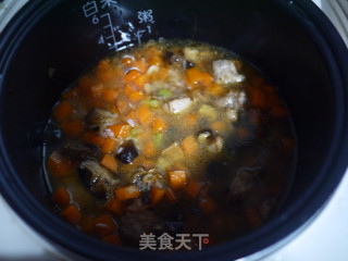 排骨香菇虾米焖饭的做法步骤：5