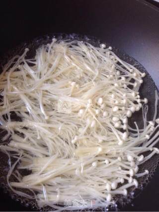 葱油大虾金针菇的做法步骤：2