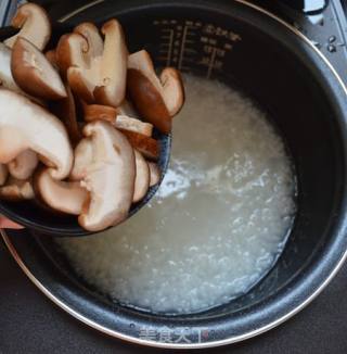 香菇鲜虾粥的做法步骤：8