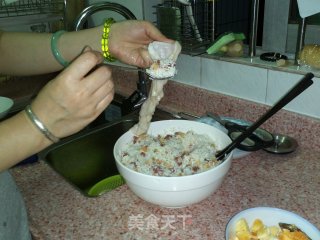 不用粽叶裹的粽子风味------猪大肠煨糯米的做法步骤：4