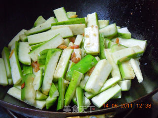 【川菜】白油丝瓜。的做法步骤：5