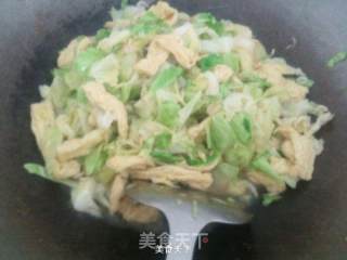 圆白菜虾米炒豆泡的做法步骤：5