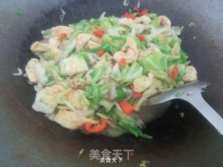 圆白菜虾米炒豆泡的做法步骤：7