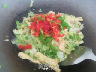 圆白菜虾米炒豆泡的做法步骤：6