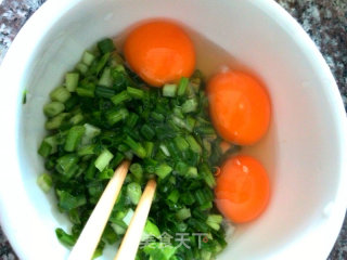 香葱虾米煎蛋【子璇家】的做法步骤：1
