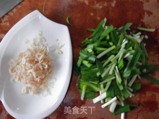 韭菜炒虾米的做法步骤：2
