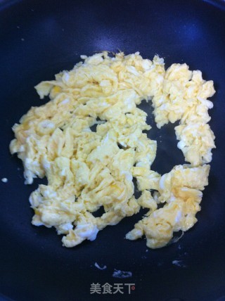 家常快手菜—芹菜叶虾米炒鸡蛋的做法步骤：3