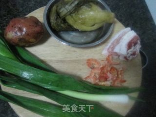 土豆酸菜焖饭的做法步骤：1