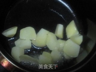 土豆酸菜焖饭的做法步骤：2