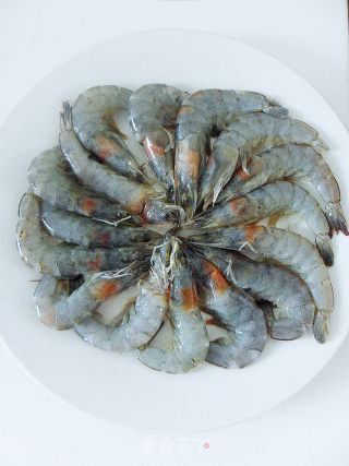 【夏日清蒸菜】蒜蓉粉丝虾（教新手轻松挑虾线）的做法步骤：4