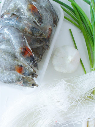【夏日清蒸菜】蒜蓉粉丝虾（教新手轻松挑虾线）的做法步骤：1