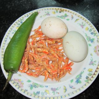 辣椒虾米煎蛋的做法步骤：1