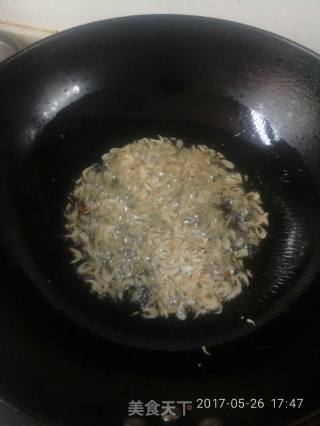 韭菜炒虾米的做法步骤：1