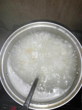 剩米饭巧变粥——虾米木耳粥的做法步骤：3