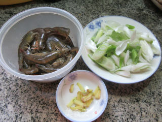 大葱炒鲜虾的做法步骤：1