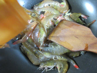 大葱炒鲜虾的做法步骤：3