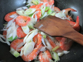 大葱炒鲜虾的做法步骤：5
