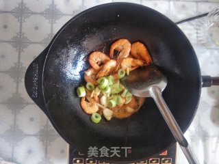 中式炒菜→铁锅鲜虾白菜的做法步骤：4