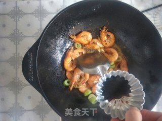 中式炒菜→铁锅鲜虾白菜的做法步骤：5