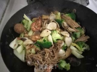 海鲜麻辣锅的做法步骤：10