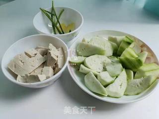 鲜虾丝瓜豆腐汤的做法步骤：2