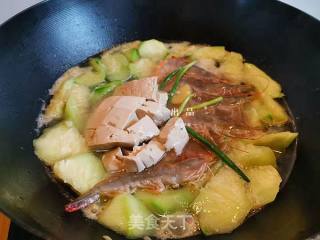 鲜虾丝瓜豆腐汤的做法步骤：4