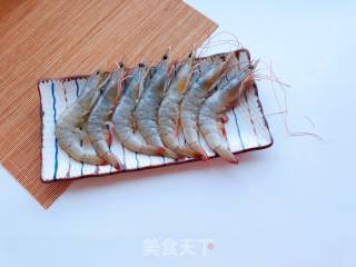 【宝宝辅食】10M+ 自制鲜虾松的做法步骤：1