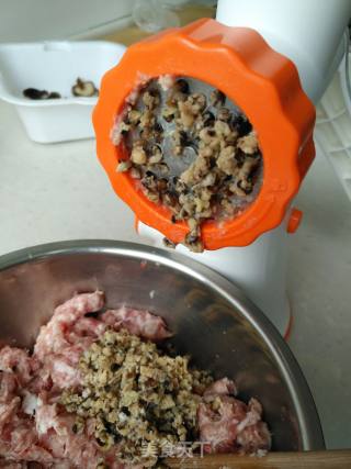 虾仁香菇鲜肉蒸饺的做法步骤：3