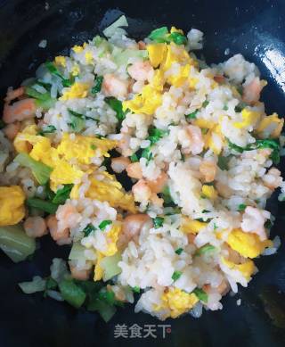 鲜虾蔬菜蛋炒饭的做法步骤：6
