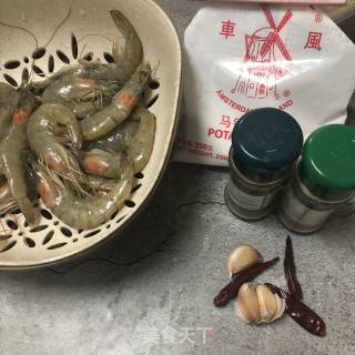 香酥椒盐虾的做法步骤：1