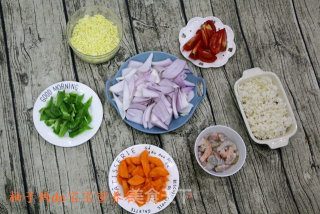 鲜虾芝士焗饭的做法步骤：1