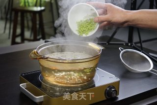 虾片炒嫩豌豆的做法步骤：3